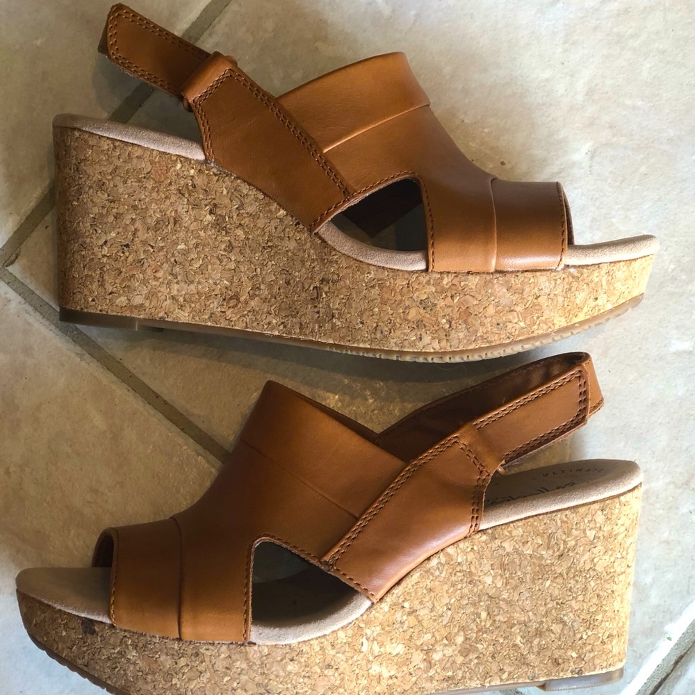 CLARKS s7 “Comfort Collection” cork wedges Leather uppers Neutral color